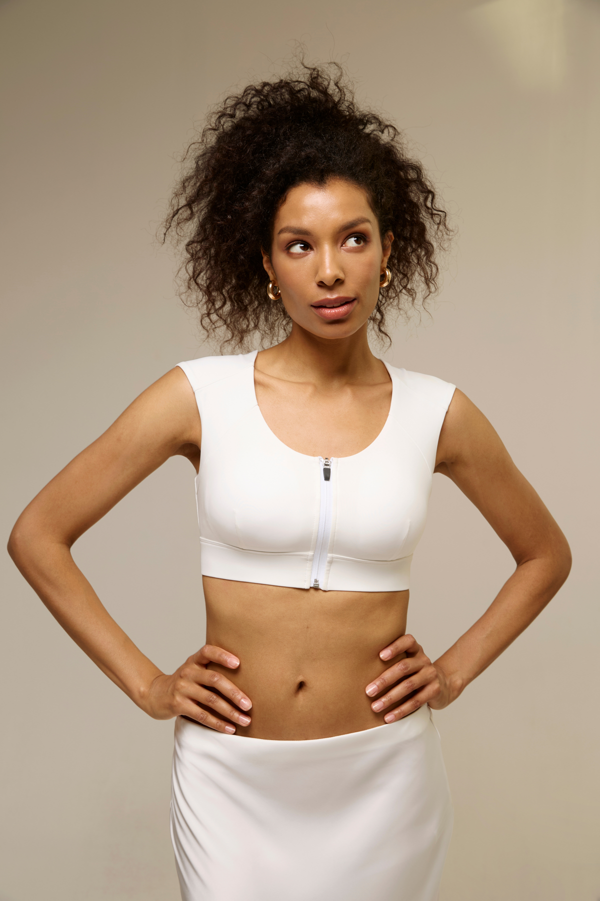A women wearing the white Etalon 2.0 orthopedic posture bra from the front.
